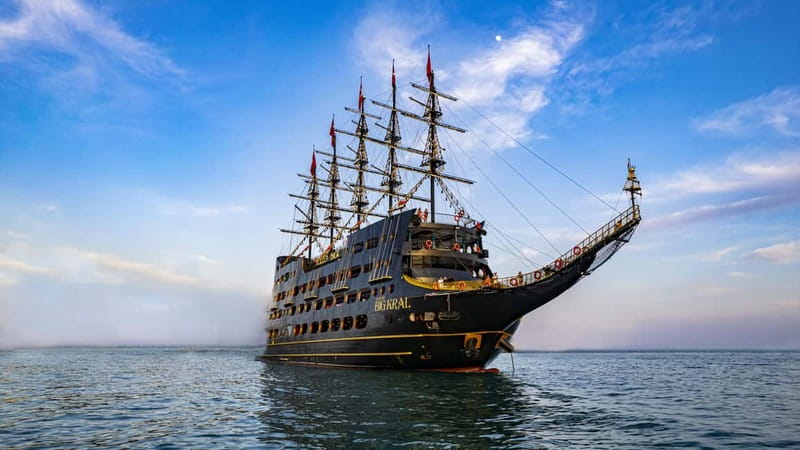 Alanya: All Inclusive Luxury Boat Trip w/ Optional Free Time - Foam, dancing, and a family party