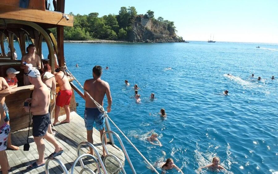 Alanya: Pirate Boat Tour with Unlimited Soft Drinks & Lunch - Key things to know before boarding
