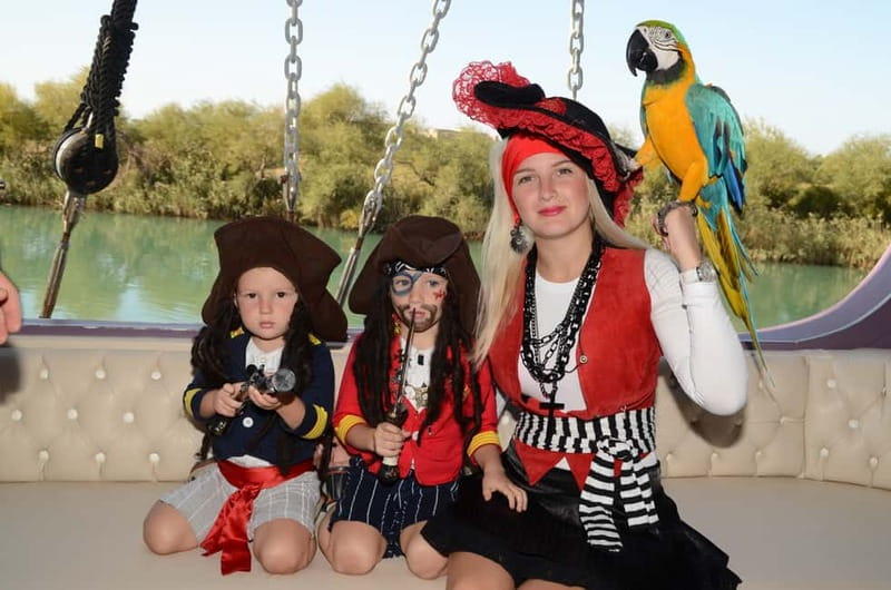 Alanya: Pirate Boat Trip with Meal, Drinks and Pickup Option - Lunch with chicken, pasta, and salad