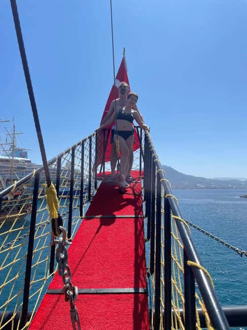 Alanya: Pirate Boat with Lunch and Unlimited Drinks - Music, pirate entertainment, and the foam party