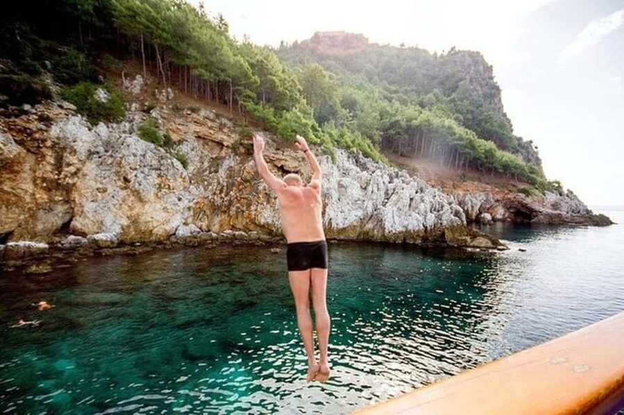 Alanya: Pirates Boat Trip with Lunch and Hotel Pickup - Barbecue lunch on board