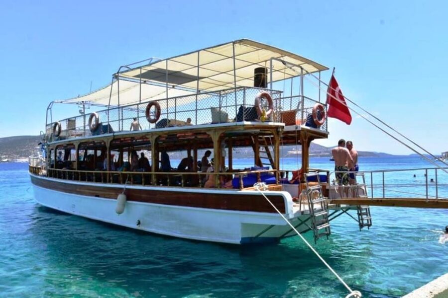 Bodrum Boat Tour with Lunch: Beaches and Islands - Poyraz Bay’s rocky shore