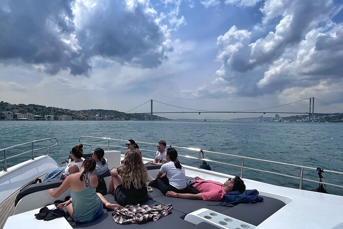 Bosphorus Yacht Cruise Experience: Visit the Asian Side - The return route and Asian Istanbul views