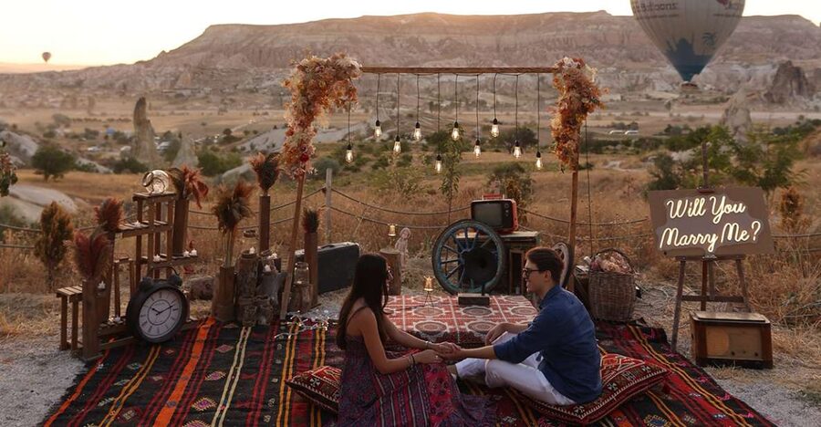 Cappadocia: Love Valley Proposal Service with Transfers - Arriving at a private Marry Me setup
