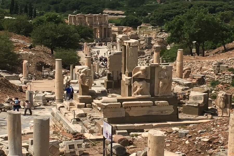 Ephesus: House of Virgin Marry & Artemis w Lunch & Ticket - Lunch and the rhythm of a full day