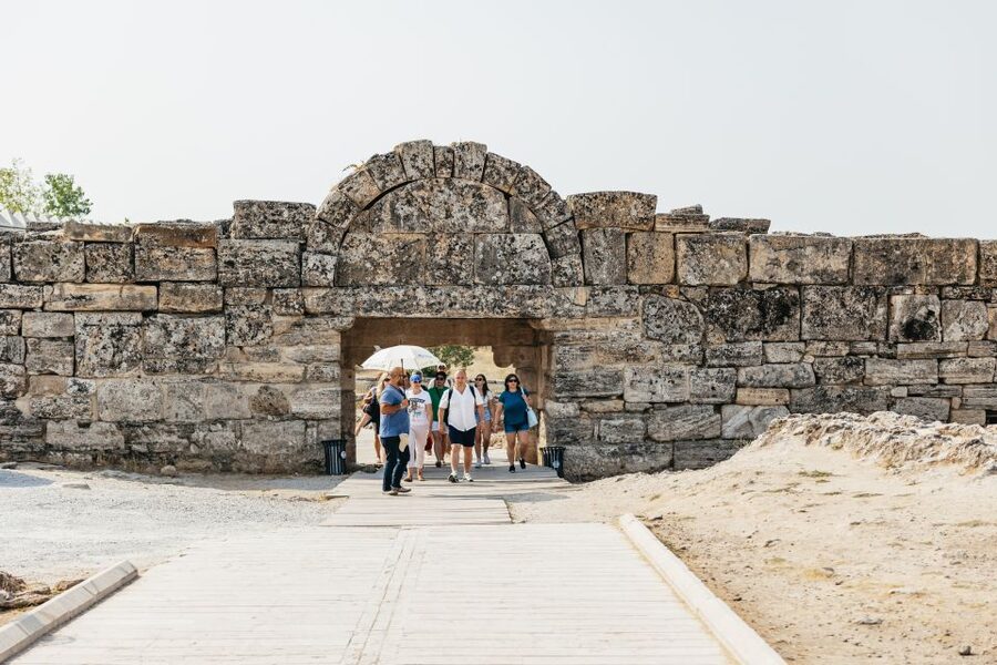 From Antalya/Kemer: Pamukkale and Hierapolis Tour with Lunch - The guide can shape the whole experience