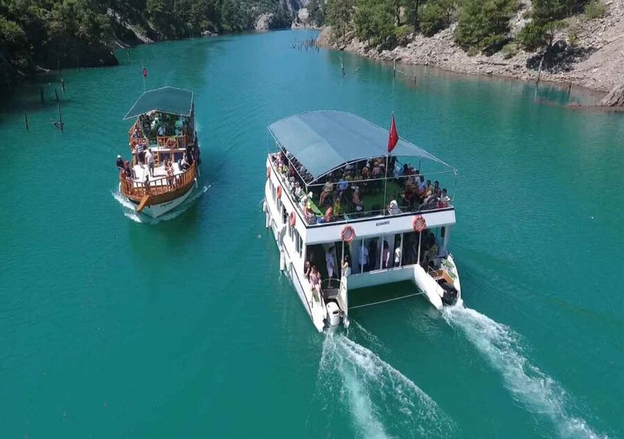 Green Canyon: Boot Tour with Lunch, Soft Drinks, & Transfer - Fishing, photos, and free time on the lake