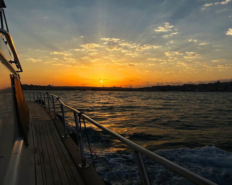 Istanbul: Bosphorus and Golden Horn Sunset Yacht Cruise - Guide commentary and languages