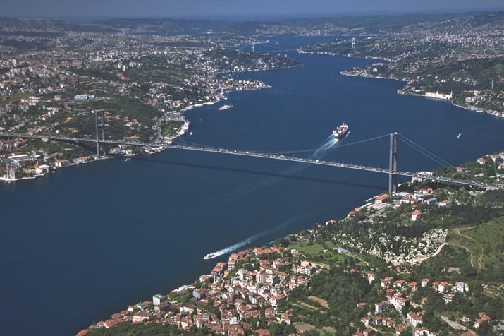Istanbul: Bosphorus Cruise and Golden Horn Bus Tour - Balat, Bulgarian St Stephen Church, and Fener