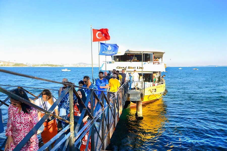 Istanbul: Bosphorus Cruise w/Audio Guide and Sunset Option - Finding the group near Hagia Sophia