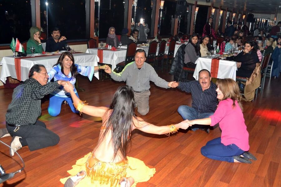 Istanbul: Bosphorus Dinner Cruise Incl. Drinks with Transfer - Turkish dancing, henna, and the late-night party