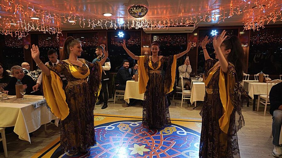 Istanbul: Bosphorus Dinner Cruise with Drinks & Turkish Show - Why seating can affect the show