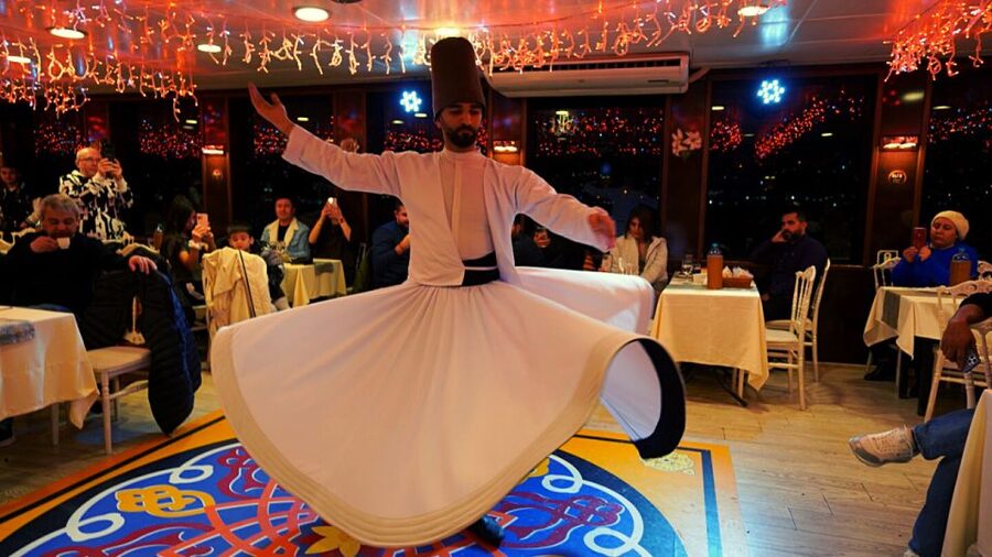 Istanbul: Bosphorus Dinner Cruise with Drinks & Turkish Show - What to expect from the host and language support