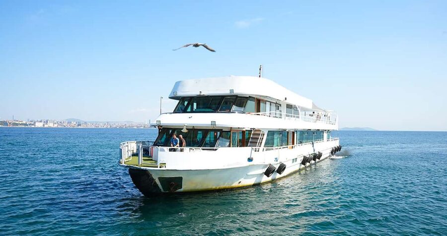 Istanbul: Bosphorus & Golden Horn Cruise Daytime or Sunset - What the boat is like once you are aboard