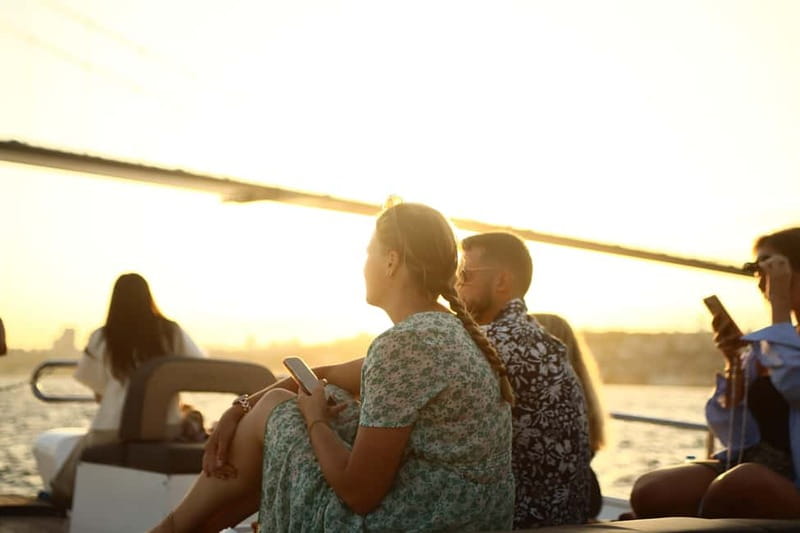 Istanbul: Bosphorus Private Guided Yacht Cruise with Snacks - What is served on board