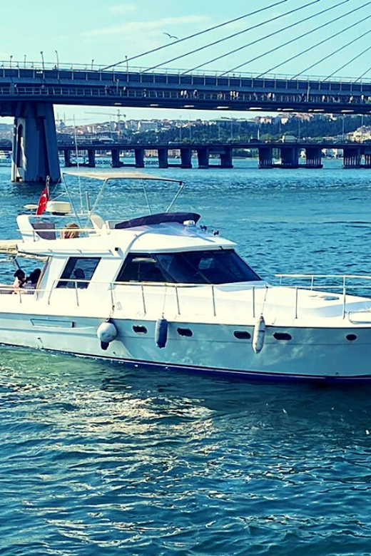 İstanbul: Bosphorus Private Yacht Cruise with Tea and Coffee - Two hours between Europe and Asia