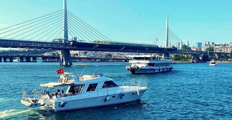 İstanbul: Bosphorus Private Yacht Cruise with Tea and Coffee - Dolmabahçe Palace and Çırağan Palace