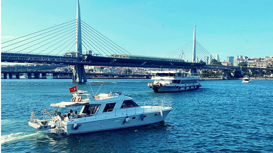 İstanbul: Bosphorus Private Yacht Cruise with Tea and Coffee - Ortaköy Mosque and the Bosphorus Bridge