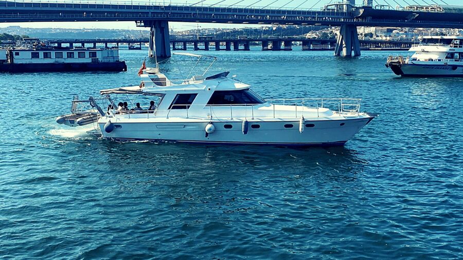 İstanbul: Bosphorus Private Yacht Cruise with Tea and Coffee - What private really means here