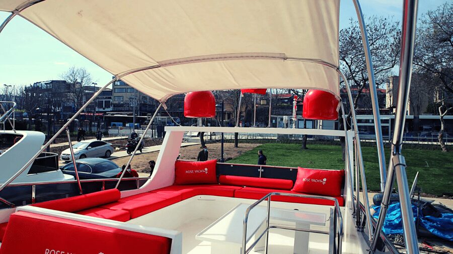 İstanbul: Bosphorus Private Yacht Cruise with Tea and Coffee - Boat condition and service expectations