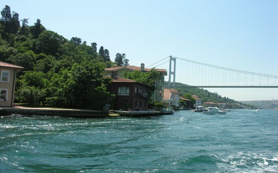 Istanbul: Bosphorus Sightseeing Boat Tour with Guide - Why the Bosphorus is the right place to see Istanbul