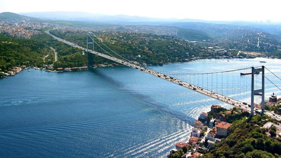 Istanbul: Bosphorus Sightseeing Boat Tour with Guide - Sailing between Europe and Asia