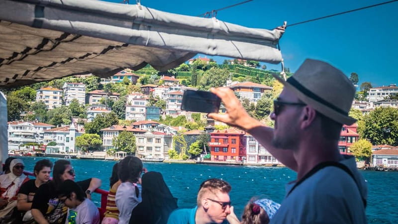 Istanbul: Bosphorus Sightseeing Cruise Tour with Audio Guide - The Asian shore: Anadolu Hisarı to Beylerbeyi