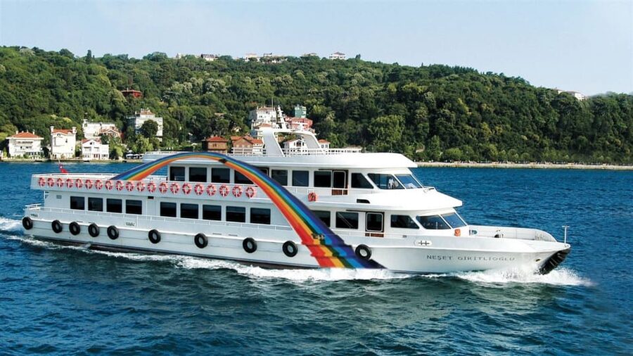 Istanbul: Bosphorus Sightseeing Cruise with Sunset Option - Comfort, seating, and food on board