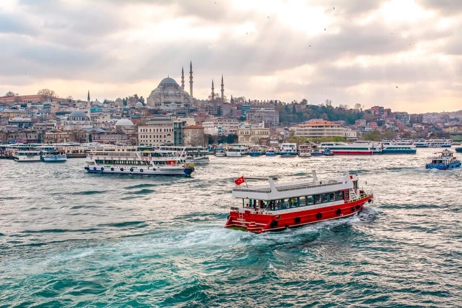 Istanbul: Bosphorus Strait Sightseeing Cruise & Audio Guide - Choosing between the audio and live commentary