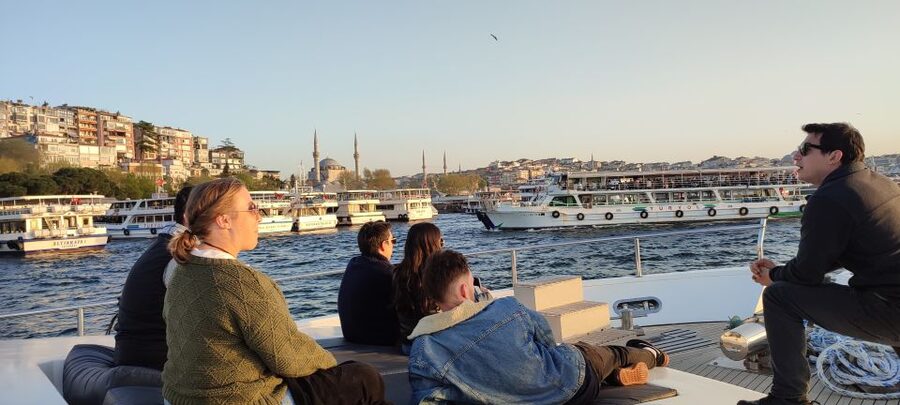 Istanbul: Bosphorus Sunset Cruise on Yacht with Live Guide - Boarding at Kabataş Square