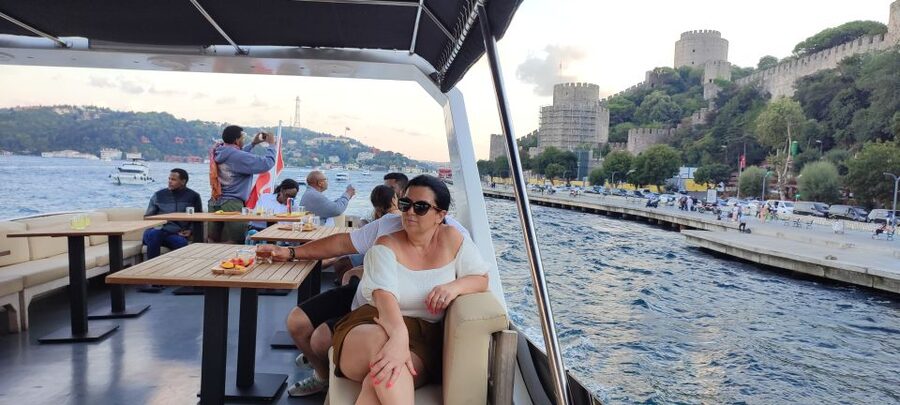 Istanbul: Bosphorus Sunset Cruise on Yacht with Live Guide - Maiden’s Tower and the sunset pause