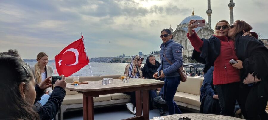 Istanbul: Bosphorus Sunset Cruise on Yacht with Live Guide - Food, drinks, and the yacht itself