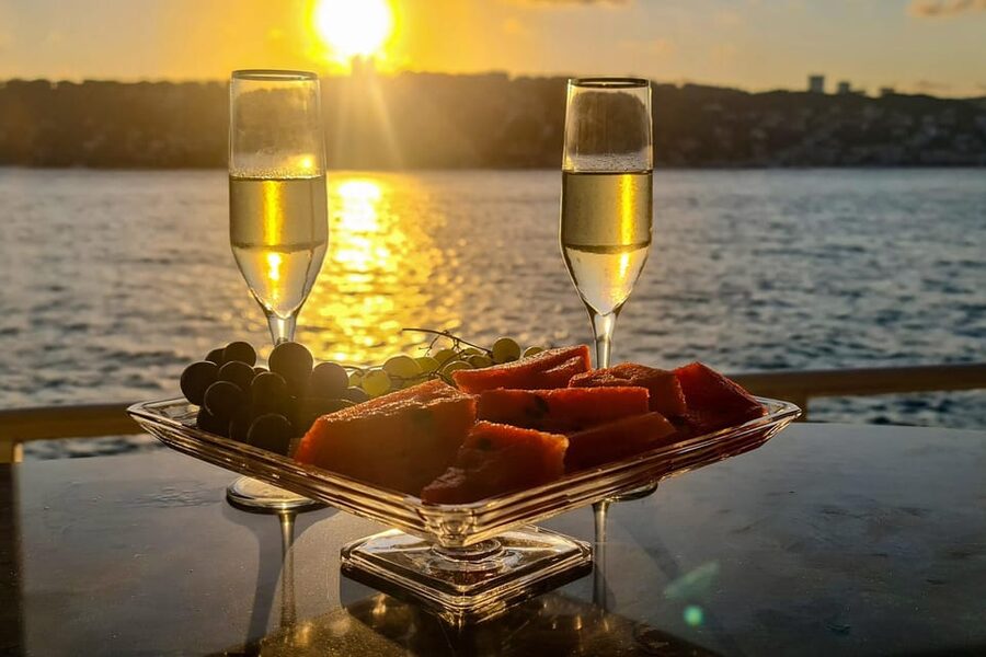 Istanbul: Bosphorus Sunset Cruise with Drinks & Snack - Returning past the Maiden’s Tower and old Istanbul