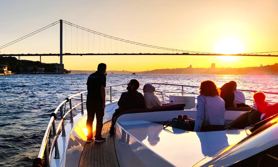 Istanbul: Bosphorus Sunset Yacht Cruise with Live Guide - Why the Bosphorus is the right place for a sunset cruise