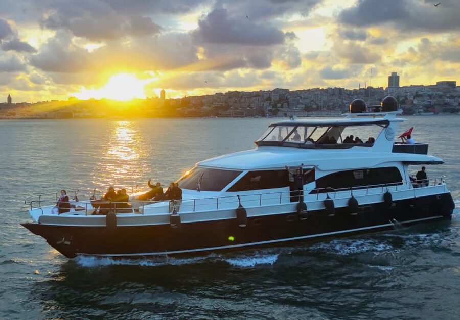 Istanbul: Bosphorus Sunset Yacht Cruise with Live Guide - The return toward the Golden Horn and Galata