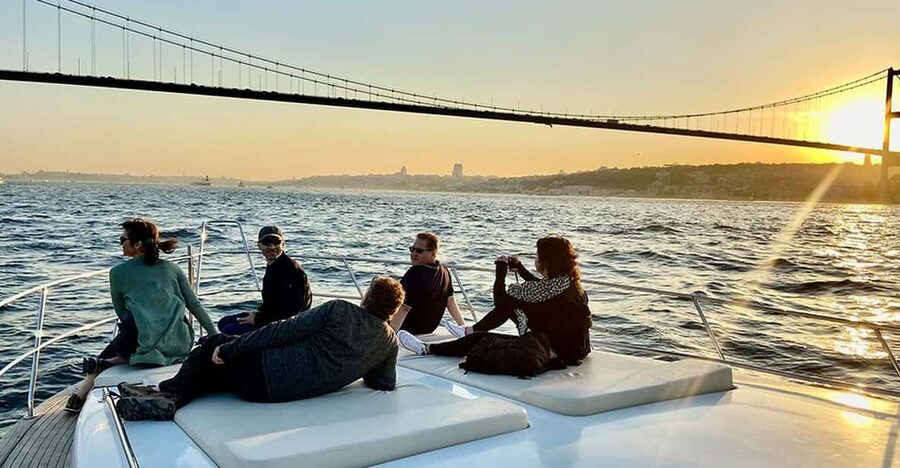Istanbul: Bosphorus Yacht Cruise at Sunset with Snacks - Why the Bosphorus is the right place for a sunset cruise