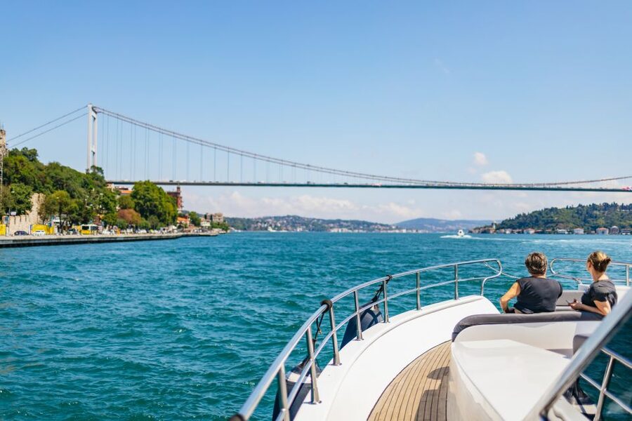 Istanbul: Bosphorus Yacht Cruise with Stopover on Asian Side - Dolmabahce Palace and the European shore