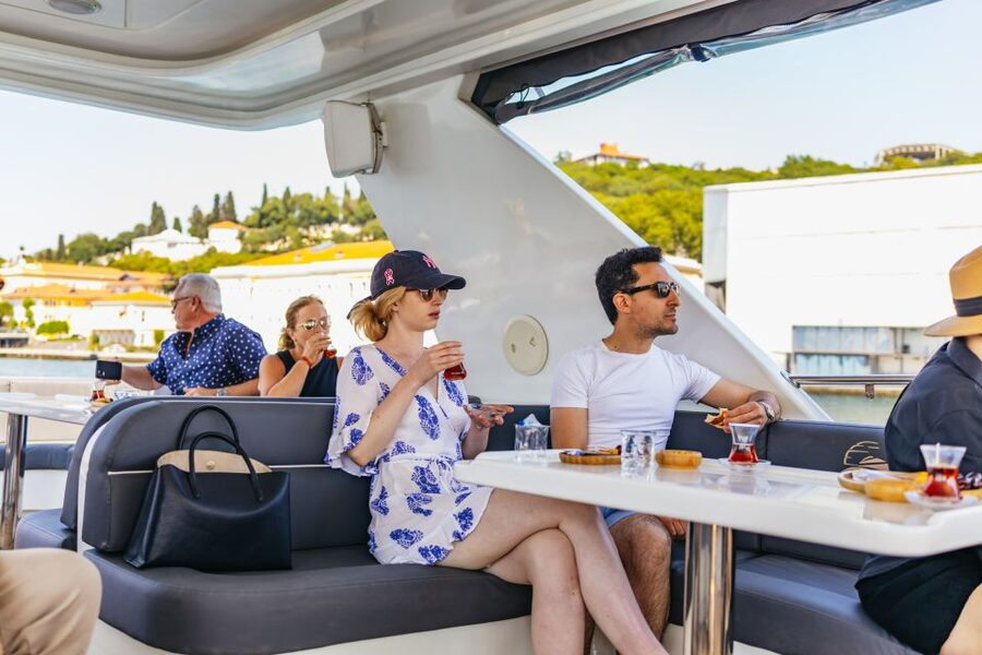 Istanbul: Bosphorus Yacht Cruise with Stopover on Asian Side - The Asian shore, Uskudar, and Maiden’s Tower