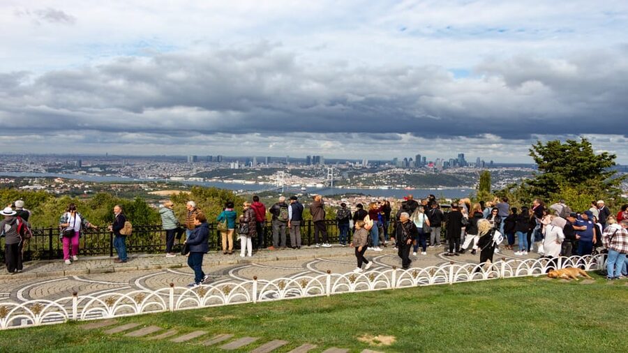 Istanbul: City Hightlights Bus Tour and Bosphorus Cruise - Two hours between Europe and Asia