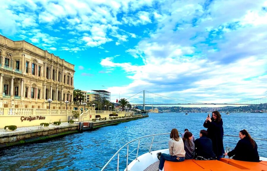 Istanbul: Daytime Bosphorus Yacht Cruise with Fruit & Snacks - Kuzguncuk and the Maiden’s Tower