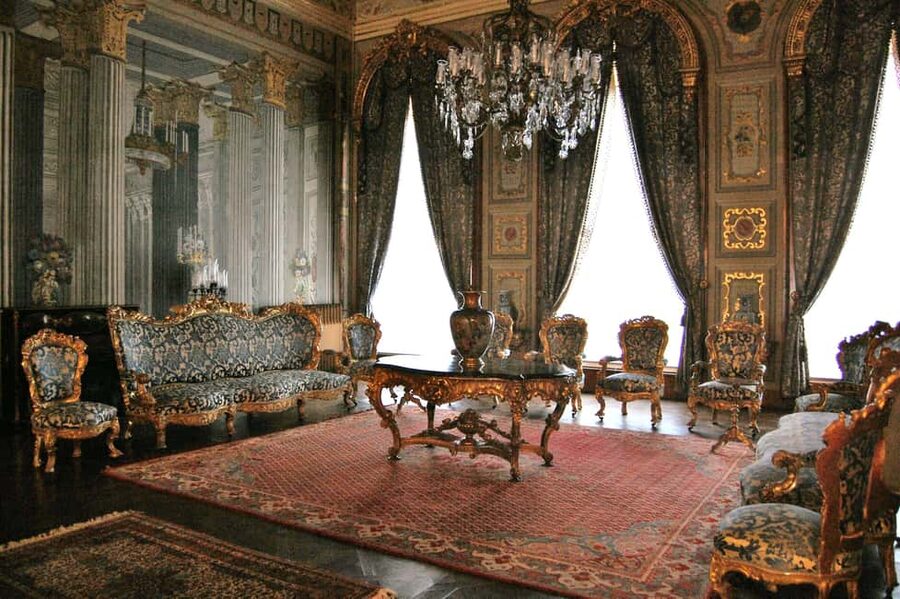 Istanbul: Dolmabahce Palace & Harem Skip-the-Line Entry - The palace route, from public grandeur to private rooms