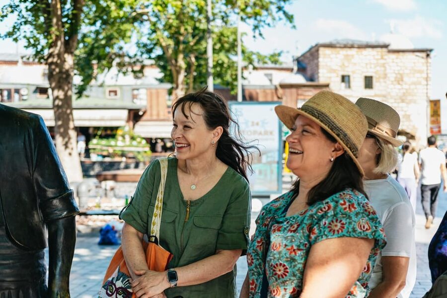 Istanbul: European and Asian Side Guided Foodie Walking Tour - Lunch in Kadıköy Çarşı