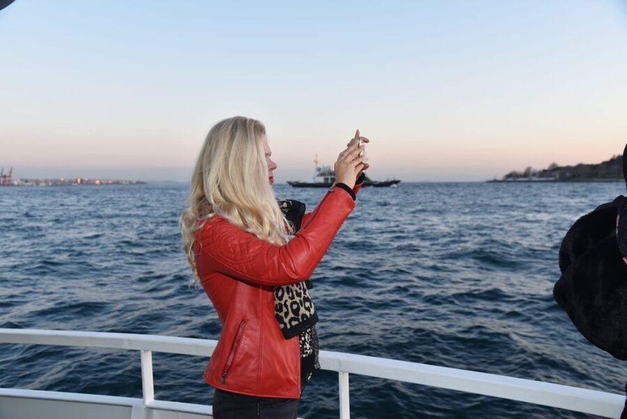 Istanbul: Explore Bosphorous on a Sunset Boat Cruise - Turning around at Rumeli Hisarı