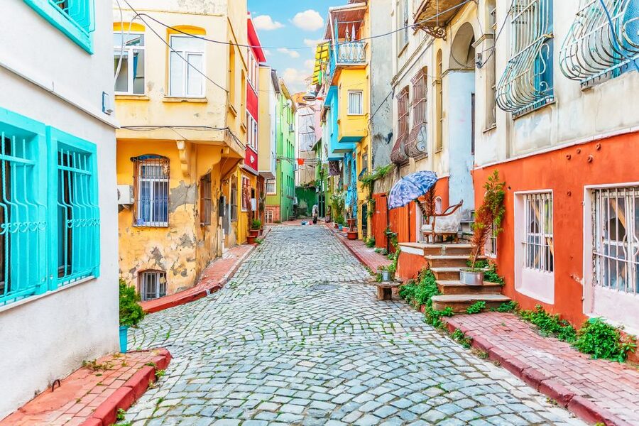 Istanbul: Fener, Balat, Old Greek and Jewish Quarter Tour - Balat’s old homes and everyday life