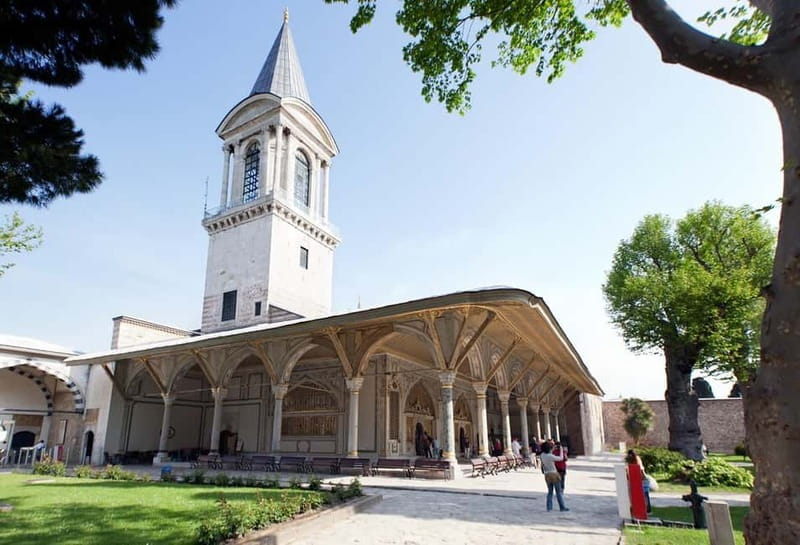 Istanbul: Full Day Private Guided Tour for Iconic Landmarks - Hagia Sophia and a complicated change of purpose