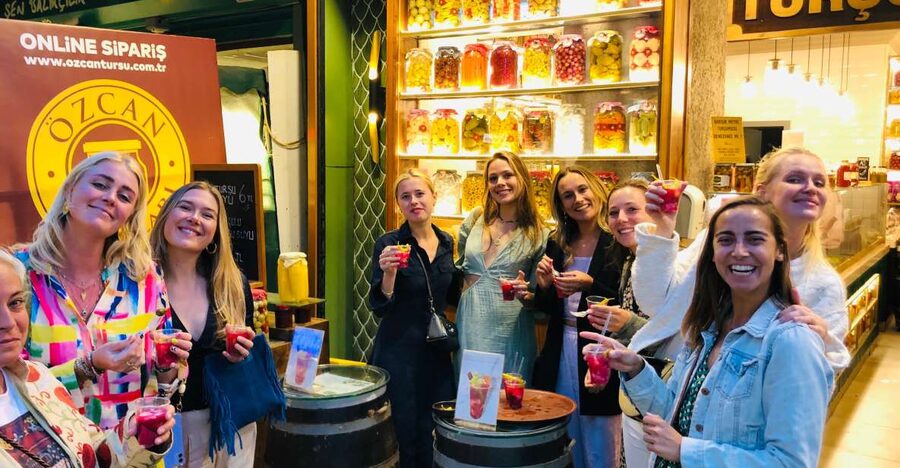 Istanbul: Guided Food and Culture Tour - From street food to Kurdish home cooking