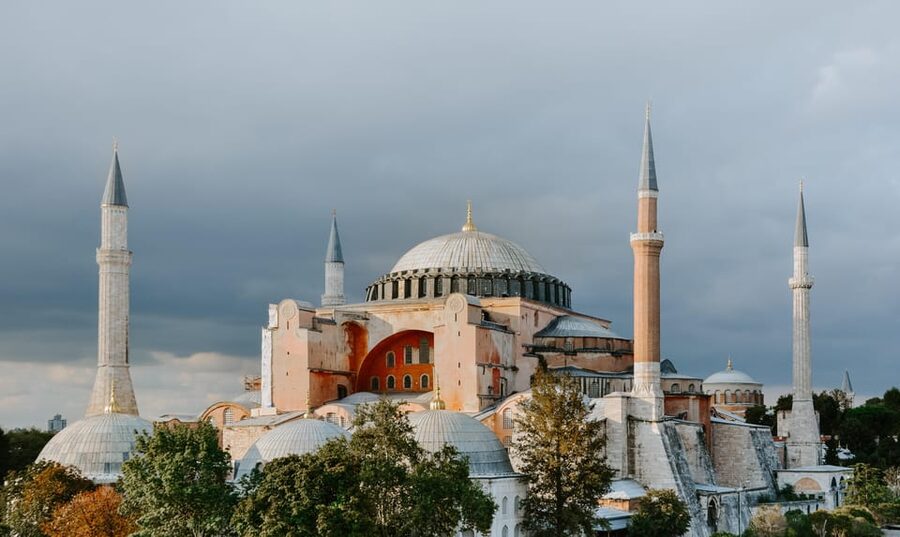 Istanbul: Hagia Sophia, Blue Mosque, & Basilica Cistern Tour - What the guide adds to the four-hour visit