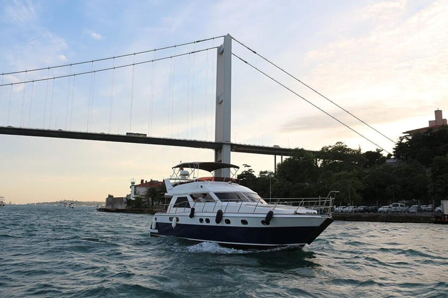 Istanbul: Luxury Yacht Tour at Sunset w Snacks - Why a sunset yacht is a smart way to see Istanbul