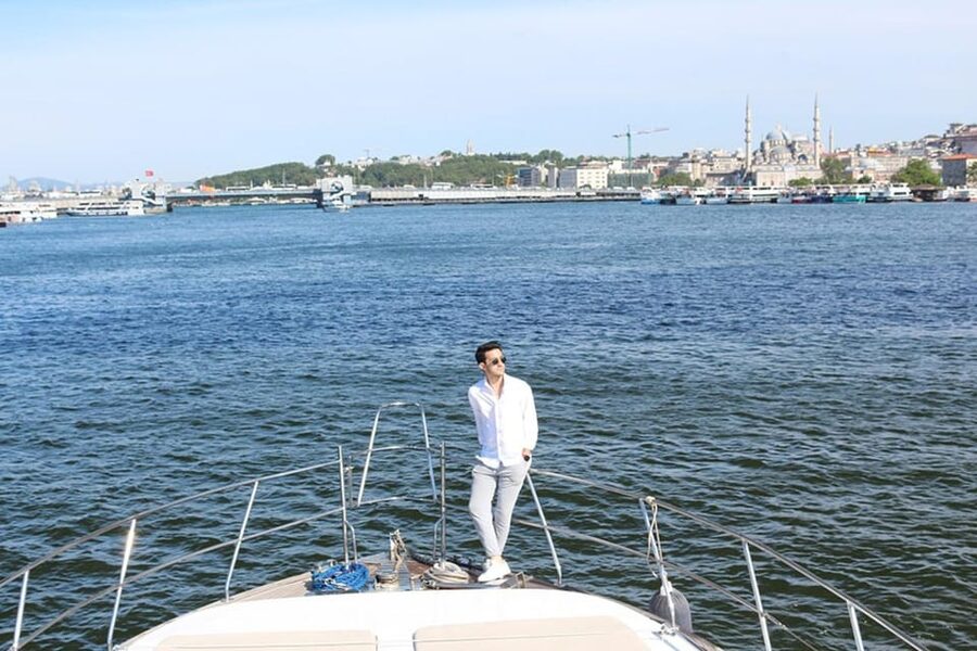 Istanbul: Luxury Yacht Tour at Sunset w Snacks - Meeting the yacht at Kabatas