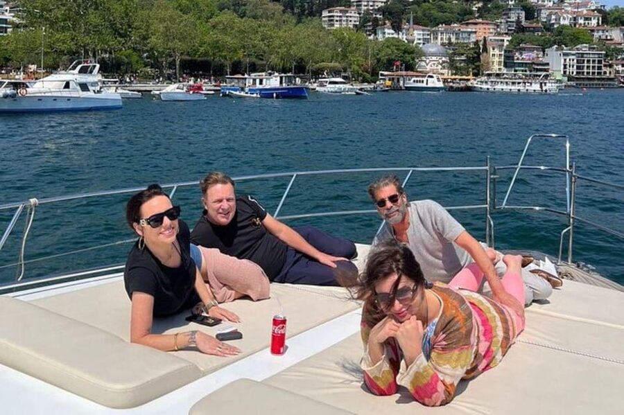 Istanbul: Luxury Yacht Tour at Sunset w Snacks - How crowded is this small-group cruise?